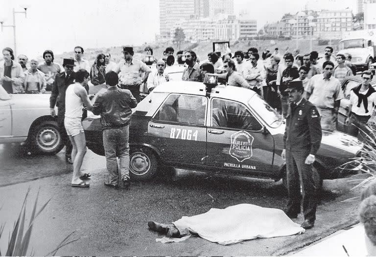 La policía cortó el tráfico de la avenida Peralta Ramos y, de a poco, se juntó una multitud alrededor del cuerpo de Alberto Olmedo.