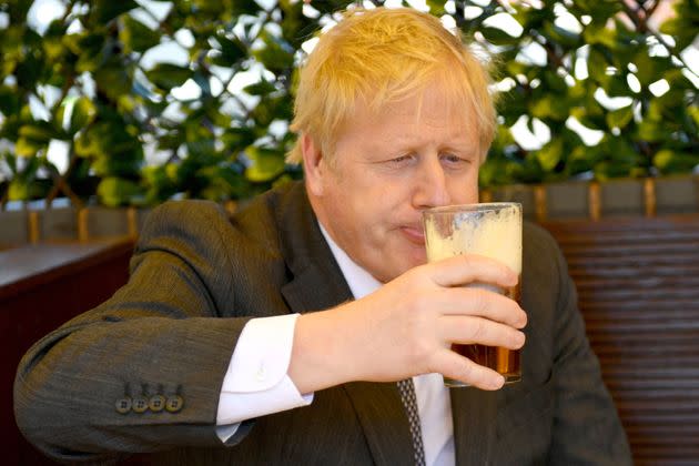 Boris Johnson sips a pint of beer in Wolverhampton. (Photo: JACOB KING via Getty Images)