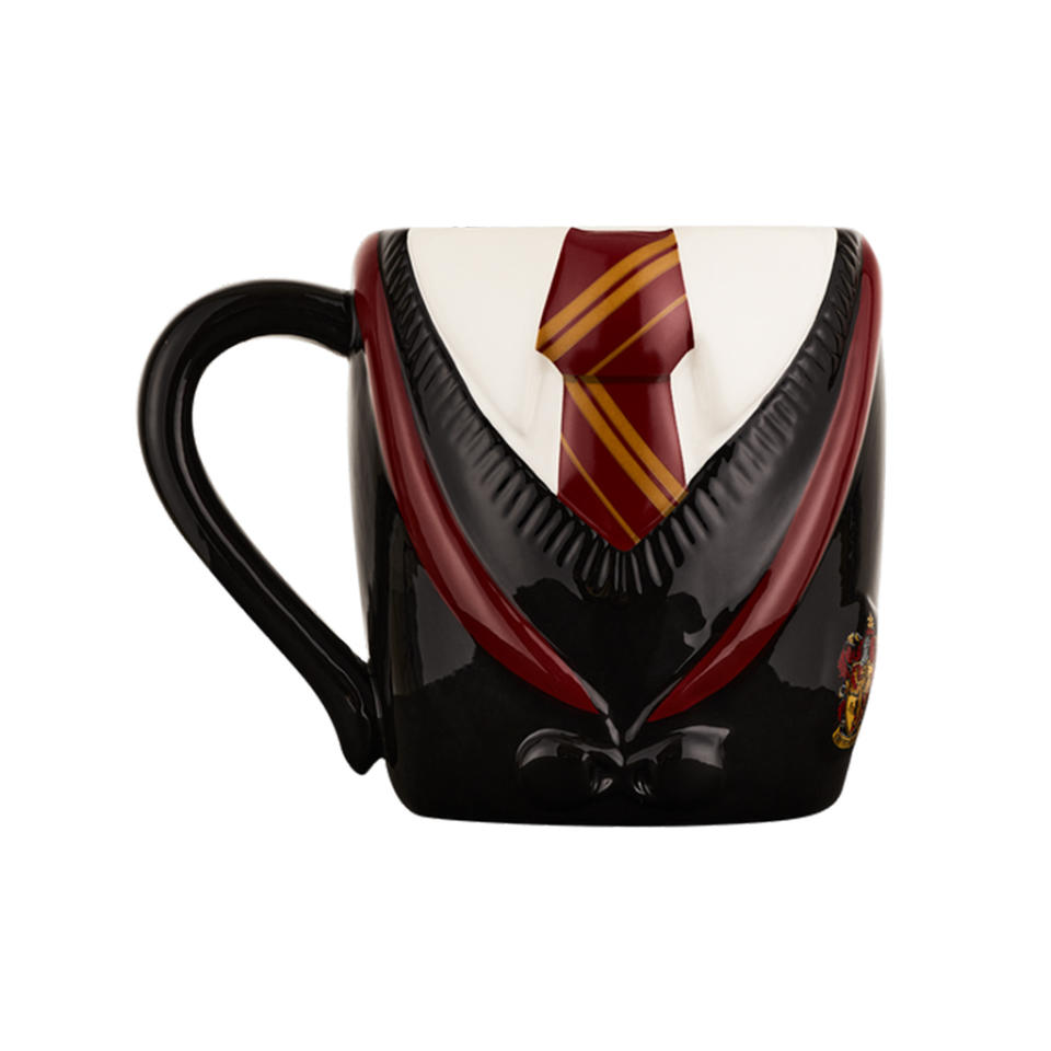 <p>Harry Potter, 12£</p><br><a href="https://harrypottershop.co.uk/collections/homeware/products/gryffindor-moulded-mug" rel="nofollow noopener" target="_blank" data-ylk="slk:Acheter;elm:context_link;itc:0;sec:content-canvas" class="link ">Acheter</a>