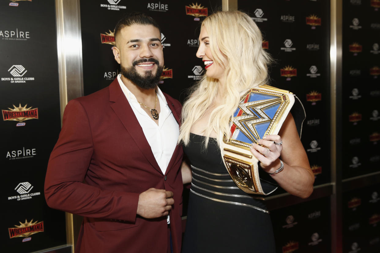 Andrade posa junto a su esposa Charlotte Flair en 2019. (Brian Ach/Getty Images for WWE)