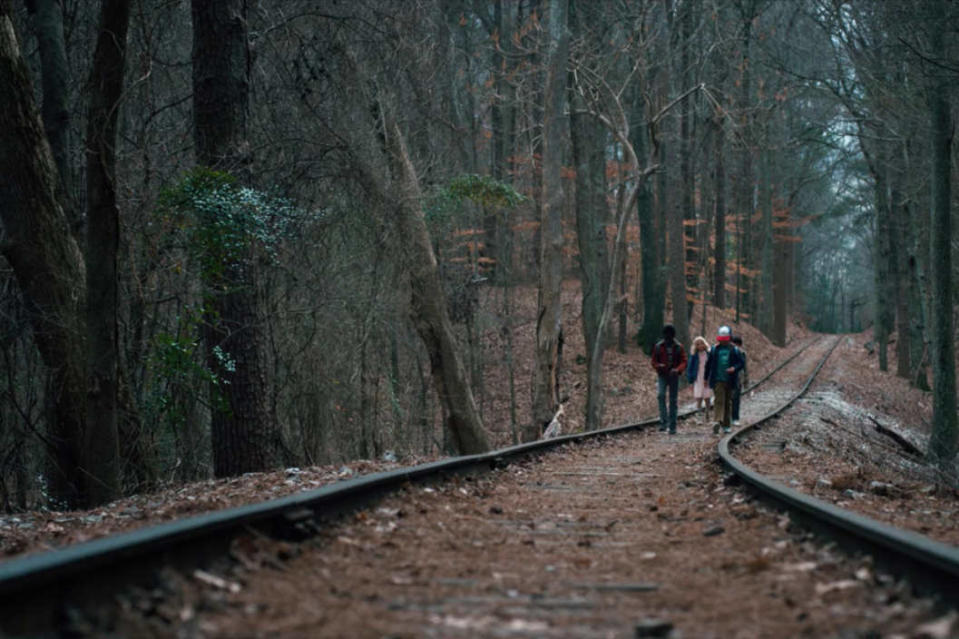 SI hablamos de películas de los ochenta, con niños como protagonistas caminando en busca de algo y le sumamos el nombre de Stephen King como gran creador de historias, y como frutilla del postre los vemos caminando sobre una vía del tren en el quinto episodio… ¿no hay mucho más que decir respecto a la película que se les viene a la cabeza no?