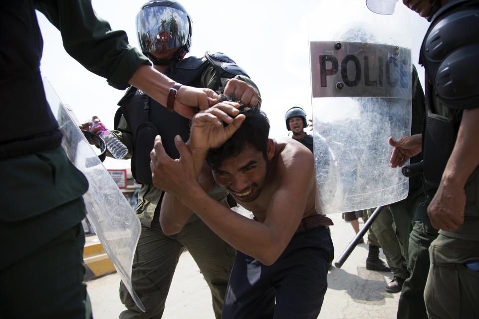 Bangladesh garment workers clash with police 11-14-13