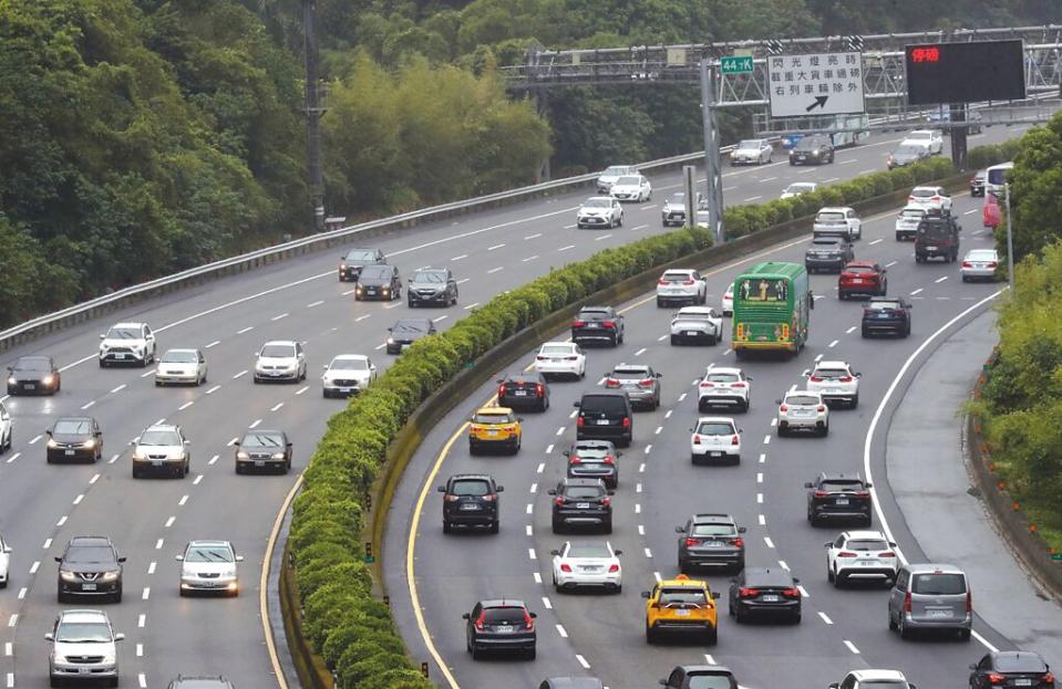 遇上清明連假或長假期想開車出遊，產險業者建議，可透過網路投保加強版或短期車險。圖／本報資料照片