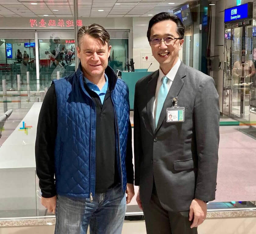 外交部北美司司長徐佑典（右）16日晚間在桃園國際機場迎接美國聯邦參議員楊恩（左）。   圖：外交部提供
