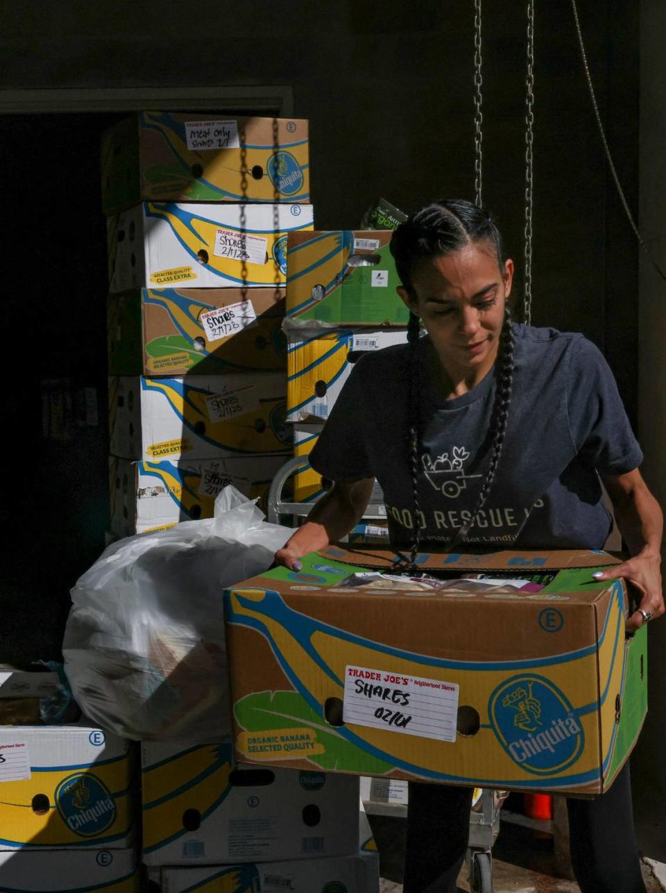 Linda Díaz-Cobo, voluntaria de Food Rescue US, recoge una caja de comida de Trader Joe's que se iba a botar. Alie Skowronski askowronski@miamiherald.com Alie Skowronski/askowronski@miamiherald.com