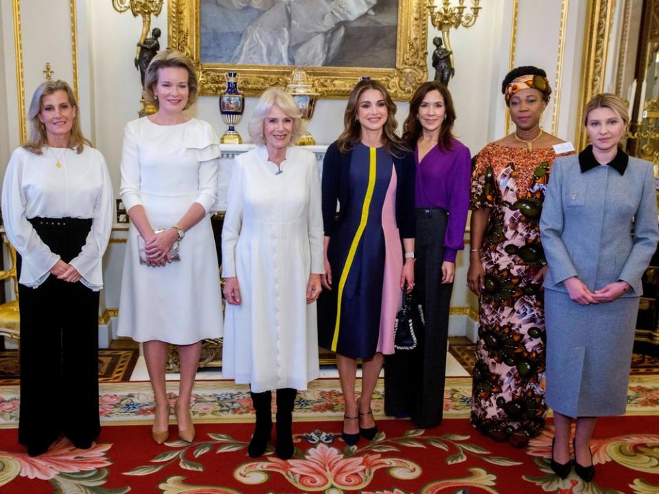 Königingemahlin Camilla (3.v.l.) mit ihren Gästen (v.l.): Sophie von Wessex, Königin Mathilde von Belgien, Königin Rania von Jordanien, Kronprinzessin Mary von Dänemark, Sierra Leones First Lady Fatima Maada Bio und die ukrainische First Lady Olena Selenska. (Bild: imago/PPE)