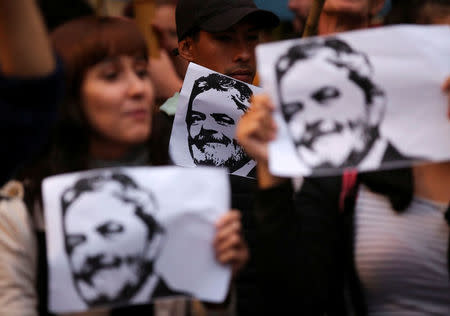 Demonstrators hold pictures of former Brazilian President Luiz Inacio Lula da Silva, in his support, in Buenos Aires, Argentina, April 6, 2018. REUTERS/Agustin Marcarian NO RESALES. NO ARCHIVE.