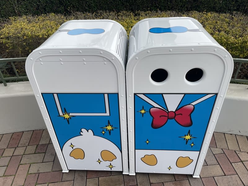 東京迪士尼樂園期間限定  垃圾桶變身 日本東京迪士尼樂園推出「唐老鴨的呱呱鴨城市」期 間限定特別活動，就連垃圾桶也跟著變身。 中央社記者戴雅真東京攝  113年4月9日 
