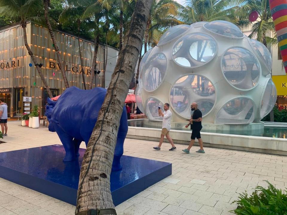 Marcas como Bulgari, Dior, Pucci y Hublot tienen sus boutiques en Palm Court en el Miami Design District, donde el proyecto Love de Armani, realizado por el artista Marcoantonio, se ubica junto a la esfera de Buckminster Fuller, Fly’s Eye Dome, que se expone durante Miami Art Week.