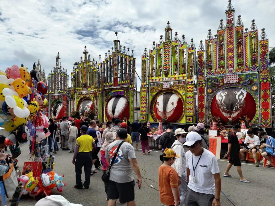 竹縣義民節祭典場面熱烈，神豬一字排開超吸睛。（圖：民眾提供）