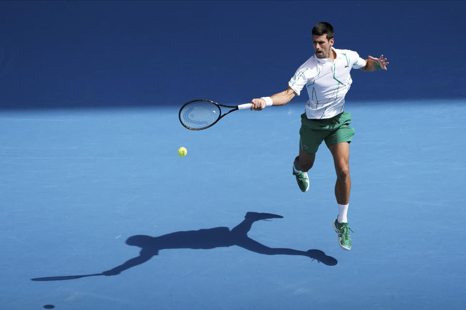 El serbio Novak Djokovic devuelve una derecha al japonés Yoshihito Nishioka en su partido de tercera ronda con el Abierto de Australia en Melbourne, Australia, el 24 de enero de 2020. (AP Foto/Lee Jin-man)