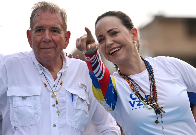 Edmundo González Urrutia y la líder opositora María Corina Machado en un mitin en Maracaibo, estado de Zulia, Venezuela, el 23 de julio de 2024.