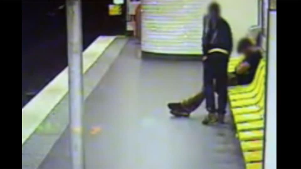 The thief slips a drunk man's wallet from his pocket: Photo: francetv