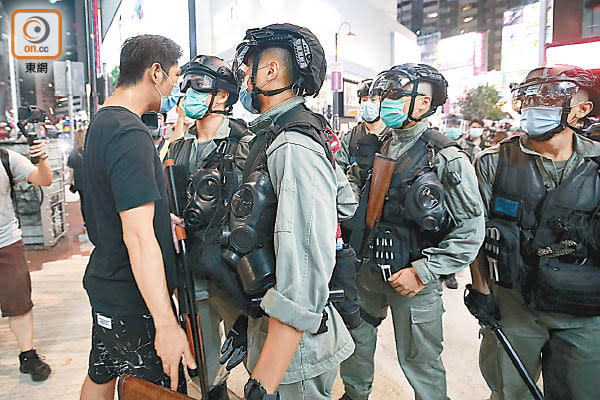 銅鑼灣：示威者（左一）與防暴警發生衝突。