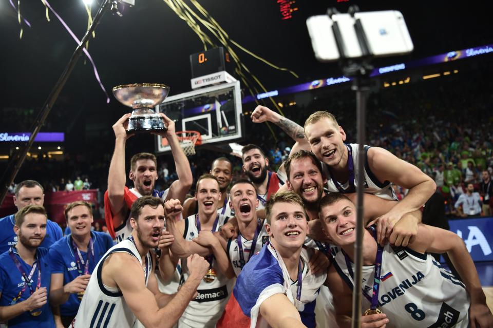 Jugadores de la selección de baloncesto de Eslovenia celebrando la victoria en el EuroBasket de 2017.