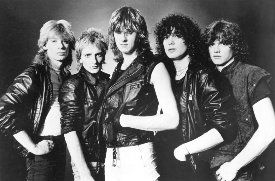 Mit Schicksalsschlägen kennen Def Leppard sich aus: 1984 war Schlagzeuger Rick Allen (rechts) in einen Autounfall verwickelt, in dessen Folge sein linker Arm amputiert werden musste. Während der Aufnahmen zu ihrem Album "Adrenalize" verlor die Band dann ihren Gitarristen: Steve Clark (links) starb im Januar 1991 an einer Überdosis aus Alkohol, Antidepressiva und Schmerzmitteln. (Bild: Mercury Records/Hulton Archive/Courtesy of Getty Images)