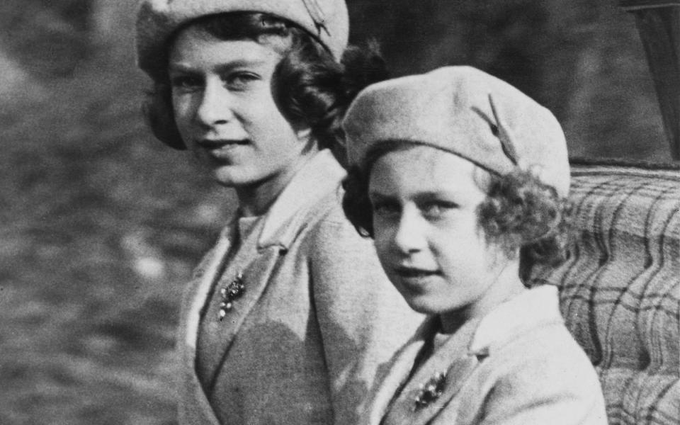 Und Queen Elizabeth II.? (Bild links, mit Prinzessin Margaret)? Die erhielt nie ein Zeugnis. Da sie nie eine Schule besuchte, musste sie auch nie Prüfungen ablegen: Sie wurde zu Hause auf ihre Rolle als Königin vorbereitet. (Bild: Topical Press Agency/Getty Images)