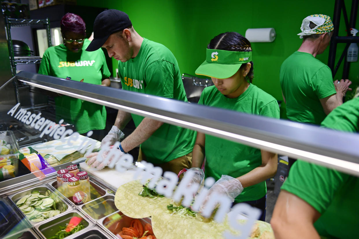 Trabajadores en un restaurante de Subway, durante el Firefly Music Festival en Dover, Delaware. (Corey Perrine/AP Images for Subway). 