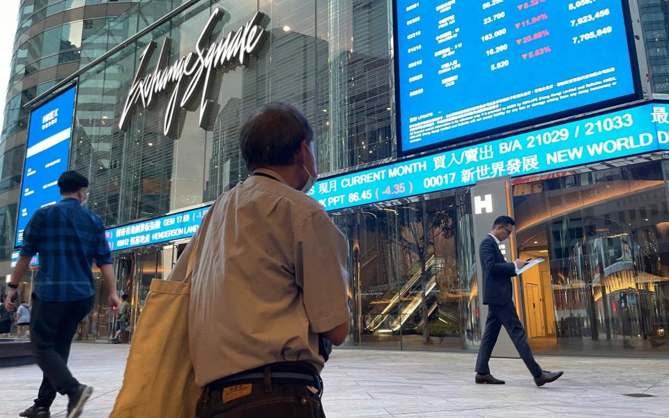 The main index of the Hong Kong Stock Exchange fell more than nine percent today