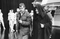 <p>Richard Marquand bespricht mit dem Imperator-Darsteller Ian McDiarmid eine Szene aus “Die Rückkehr der Jedi-Ritter”. Der Film war den Höhepunkt in der Karriere des Regie-Routiniers. An den Erfolg konnte Marquand nicht mehr anknüpfen. Der einzige nennenswerte Film, den er danach drehte, ist der Psycho-Thriller “Das Messer” mit Glenn Close und Jeff Bridges. Er starb im Jahr 1987. (Bild: ddp/INTERTOPICS/PictureLux) </p>