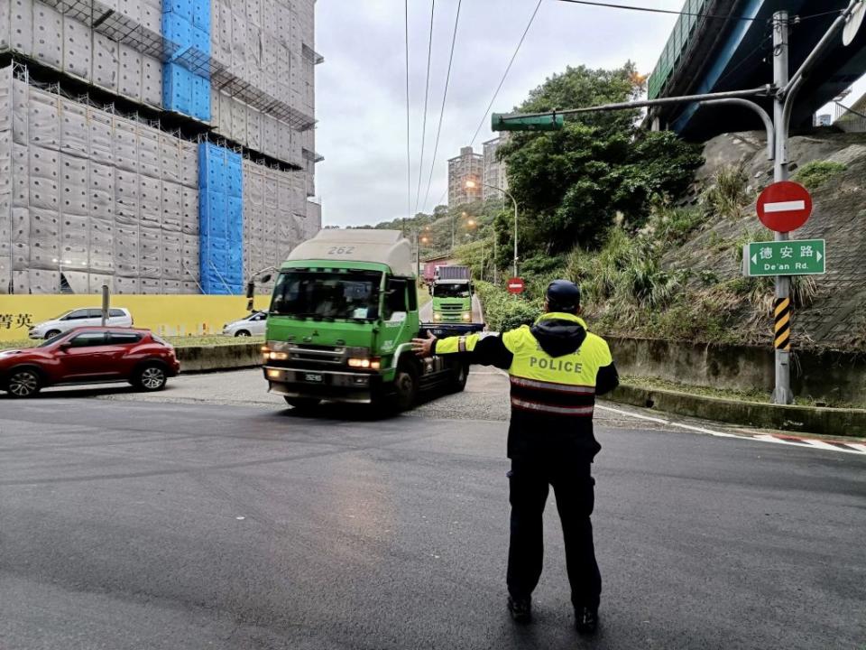 基隆港西岸聯外道路貨櫃車翻覆造成大塞車，警方疏導交通。（記者張上耕翻攝）