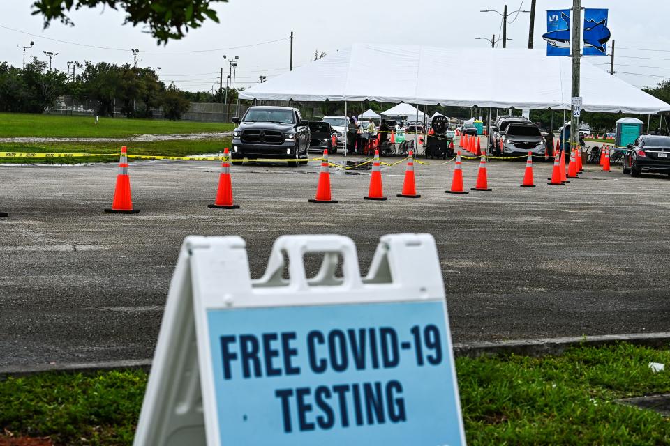 Cars line up at a COVID-19 testing site in Miami on Tuesday. (Chandan Khanna/AFP via Getty Images)