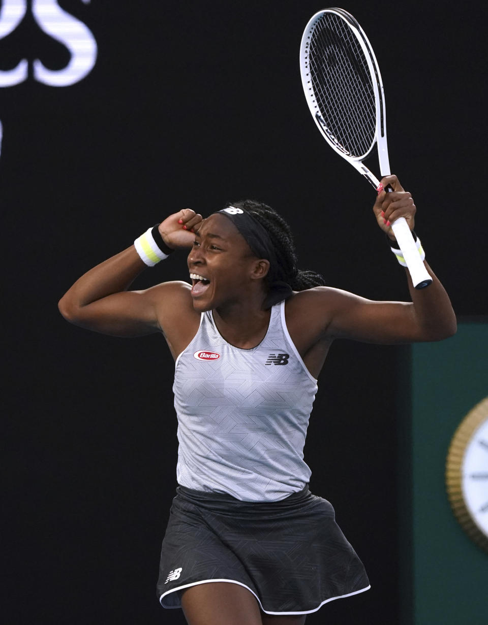 La tenista estadounidense Coco Gauff celebra su victoria sobre la japonesa Naomi Osaka en su partido de tercera ronda del Abierto de Australia, en Melbourne, Australia, el 24 de enero de 2020. (AP Foto/Lee Jin-man)