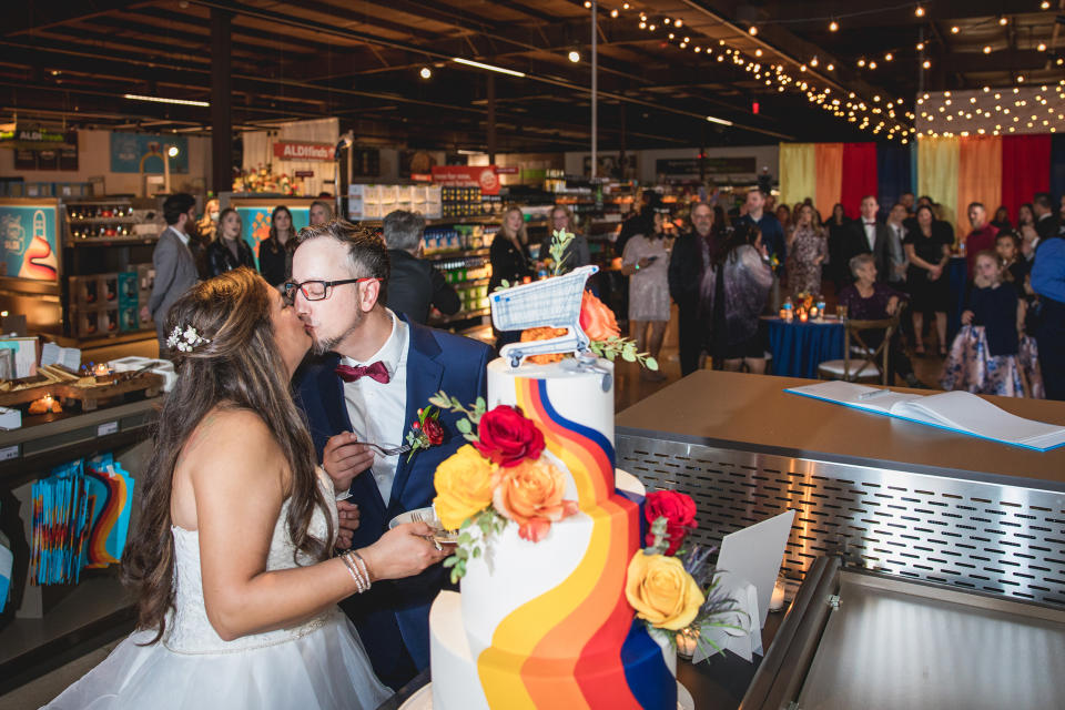 Mike and Jessica Hurd cut their Aldi wedding cake on Nov. 9 in Batavia, Illinois. (Courtesy Fig Media)