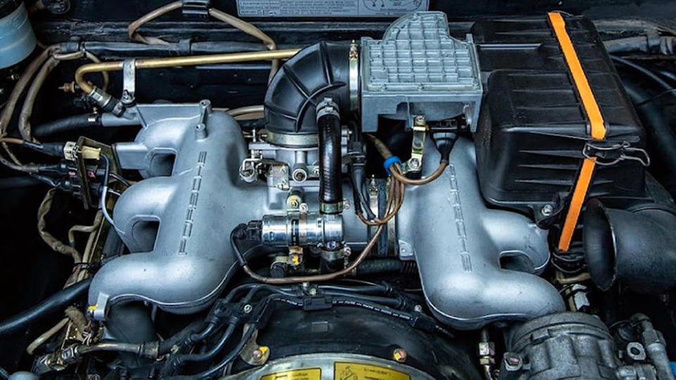 祖文豪森的工程師為T3 Caravelle植入911 Carrera的3.2升水平對臥引擎，它是一輛貨真價實的保時捷。(圖片來源/ mobile.de)
