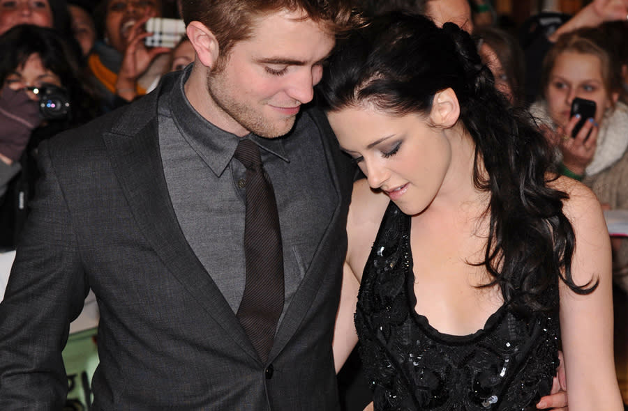 <b>Kristen Stewart & Robert Pattinson</b><br><br> Bei der "Breaking Dawn - Part 1"-Premiere in London sagt diese Geste mehr als tausend Worte. In dem ganzen Trubel lehnen sich die beiden Hauptdarsteller aneinander und genießen diesen stillen Moment der Zweisamkeit. (Bild: Rex Features)