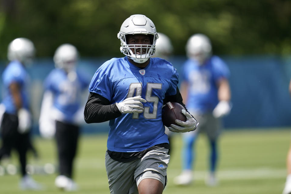 Detroit Lions fullback Jason Cabinda runs the ball during an NFL football practice in Allen Park, Mich., Thursday, June 9, 2022. (AP Photo/Paul Sancya)