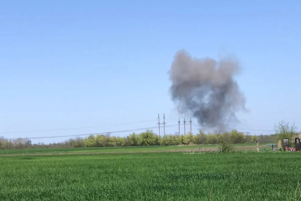 Smoke rises from the ground after a Russian shell hit the territory of the village of Kherson Oblast <span class="copyright">Kristina Berdynskykh</span>