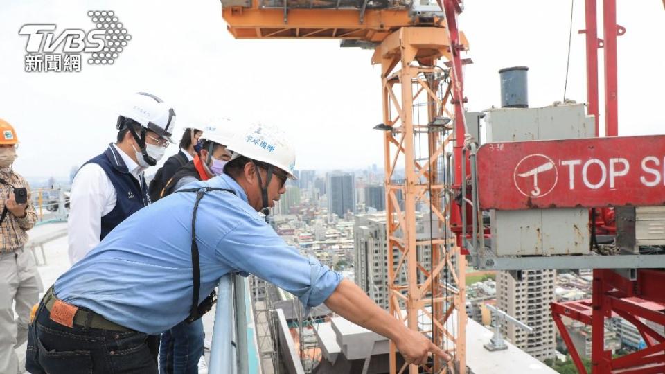 興富發於今早開始進行相關加固作業。（圖／台中市府提供）