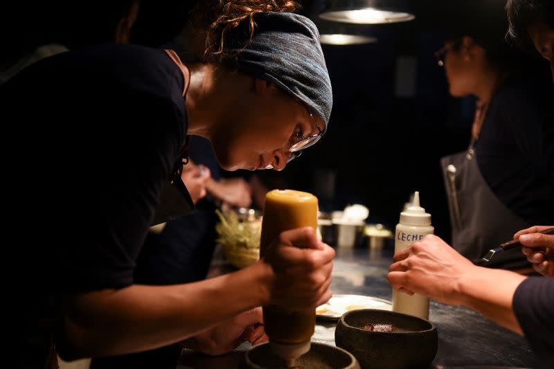 La chef boliviana Marsia Taha prepara un plato en el que busca preservar su cultura ancestral en La Paz