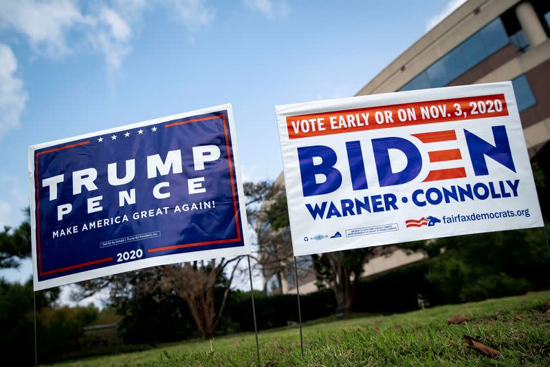 FOTO DE ARCHIVO. Letreros en el patio que apoyan al presidente de los Estados Unidos, Donald Trump, y al candidato presidencial demócrata y al exvicepresidente Joe Biden, se ven afuera de un sitio de votación anticipada en el Centro de Gobierno del Condado de Fairfax en Fairfax, Virginia, EEUU