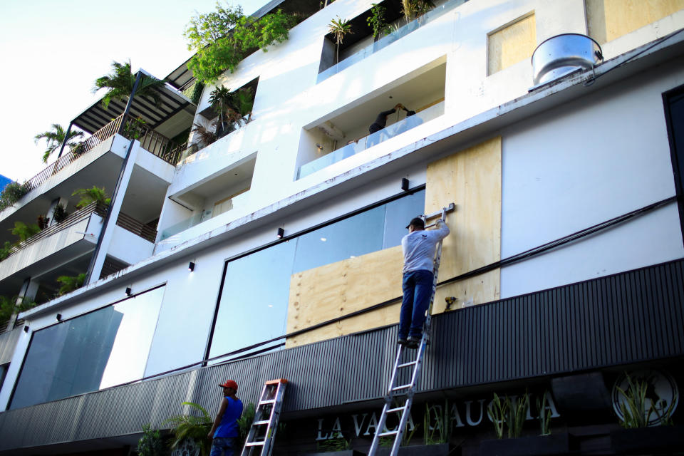 Tapan ventanas en Playa del Carmen