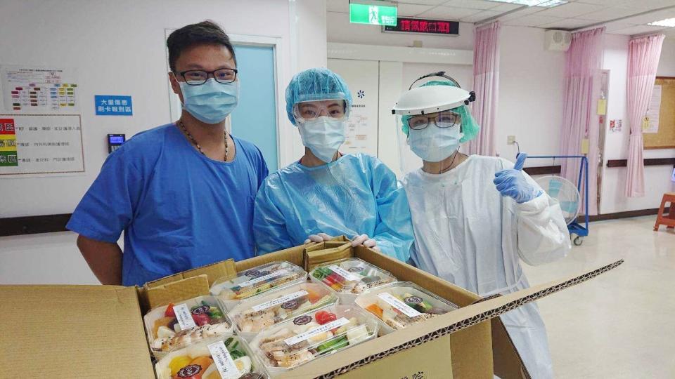 臺東牧心智能發展中心員工發起「萬人挺醫護」捐款送便當活動，提供愛心便當給臺東4家醫院的醫護人員。