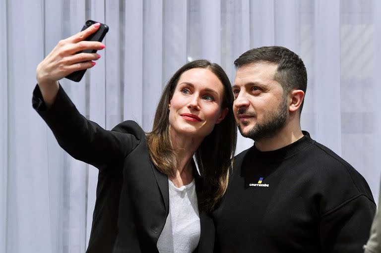 Sanna Marin y Volodimir Zelensky