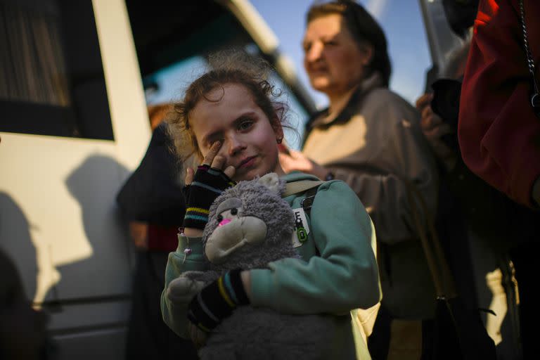 Una niña y su familia que huyeron de Mariupol llegan a un centro de acogida para desplazados en Zaporizhzhia, Ucrania, el domingo 8 de mayo de 2022.