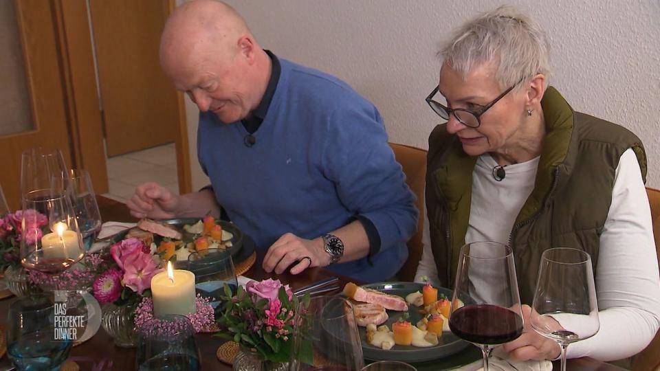 Das nächste essbare Kunstwerk wird aufgetischt: Wollschwein mit Kaki-Röllchen, Ananas-Paprika-Zitronengras-Gel und Topinambur.
 (Bild: RTL)