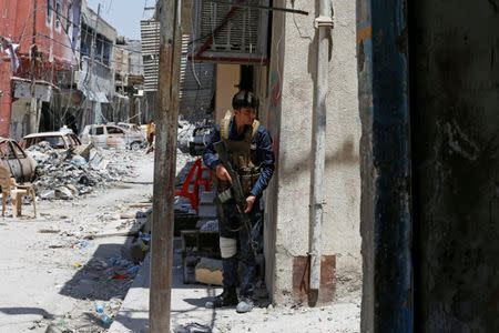 A member of the Iraqi Federal Police looks toward the part of Mosul controlled by Islamic State fighters on the frontline in the Old City of Mosul, Iraq June 28, 2017. REUTERS/Ahmed Jadallah