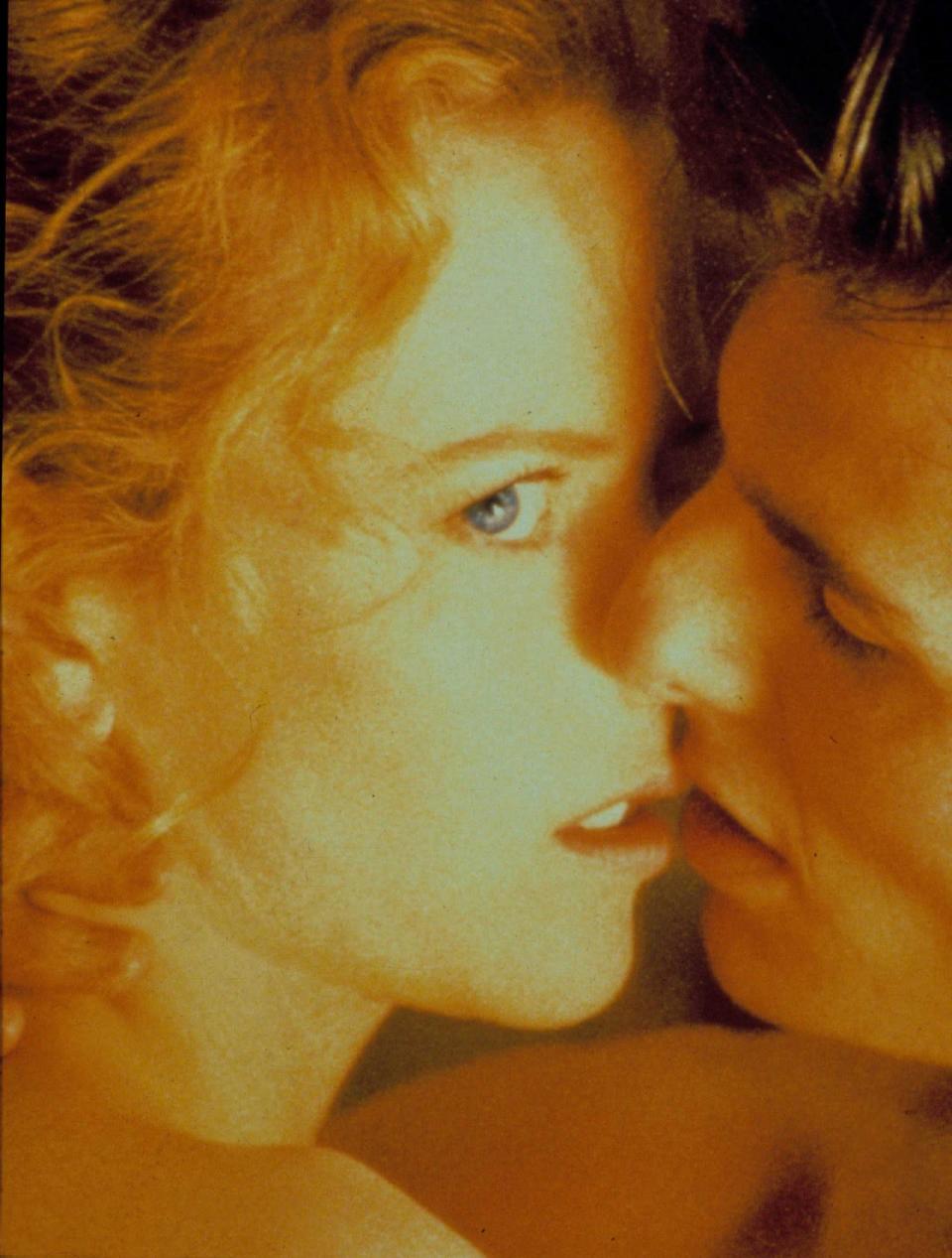 “Eyes Wide Shut” war 1999 der letzte gemeinsame Film von Tom Cruise und Nicole Kidman. Beide spielen auch in dem Stanley-Kubrick-Werk ein Paar, dass seine sexuelle Befriedigung außerhalb der eingefahrenen Ehe sucht: Voyeurismus, Sexfantasien, satanische Zeremonien, wilde Sexorgien mit maskierten Teilnehmern und eine Leiche, dieser Film bietet von allem etwas.