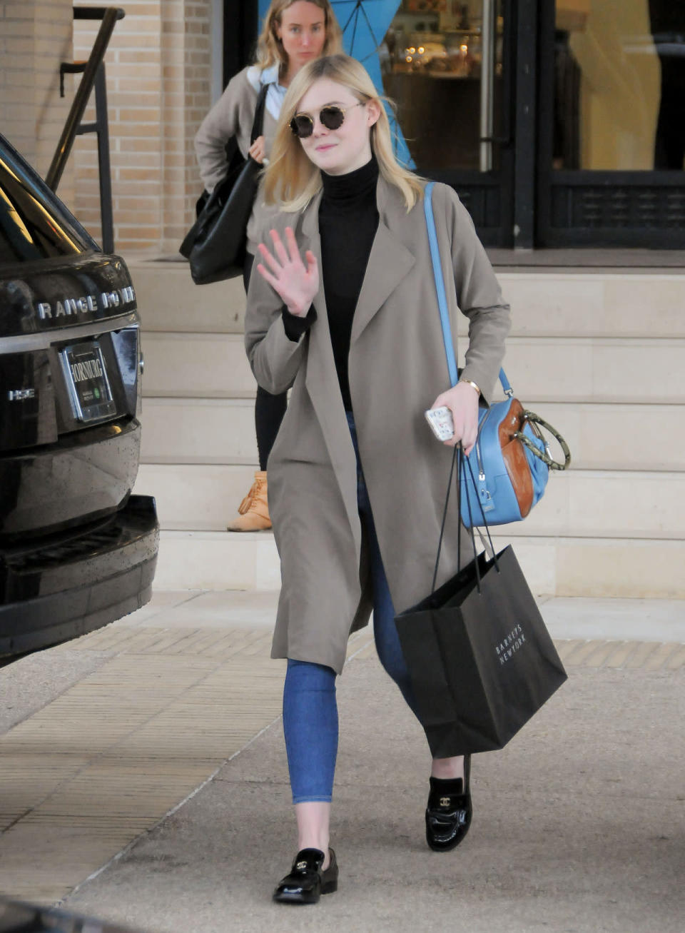 <p>Menswear-inspired clothes help Elle stay stylish while finishing up some last-minute Christmas shopping. <i>(Splash News)</i></p>