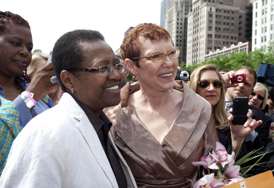 El matrimonio de Patricia Ewert (d) y Vernita Gray fue el primero entre homosexuales celebrado en Illinois (AP)