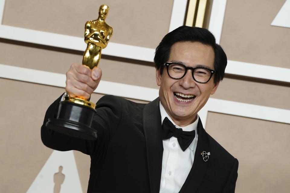 Ke Huy Quan muestra en la sala de prensa el Oscar que ganó como mejor actor de reparto por “Everything Everywhere All at Once” (“Todo en todas partes al mismo tiempo”), el 12 de marzo de 2023 en el Dolby Theatre de Los Ángeles. (Foto Jordan Strauss/Invision/AP)