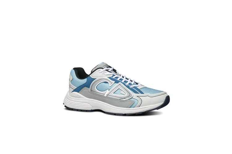DIOR MEN B30灰搭白搭配淡藍色網布鞋身運動鞋，3萬6000元。品牌提供