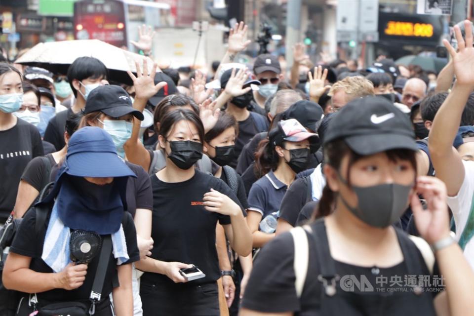 香港高等法院18日裁決禁蒙面法的立法方式違憲。圖為10月5日禁蒙面法實施首日，反送中示威者依舊戴口罩遊行。（中央社／資料照片）