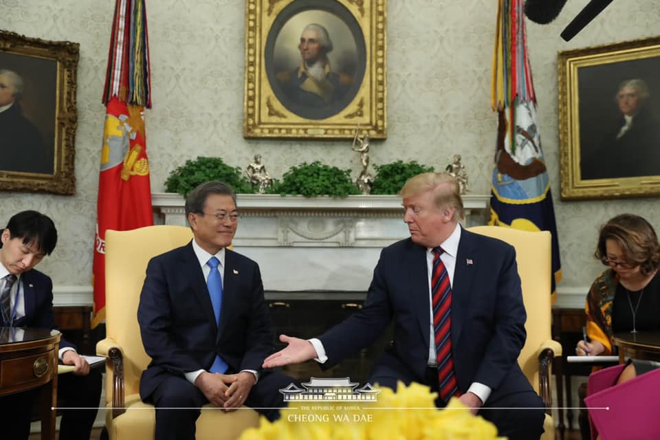 韓國總統文在寅（左二）數度會見美國總統川普（右二），討論朝鮮半島形勢，儼然是美國與朝鮮的中間人。   圖：翻攝自青瓦台臉書