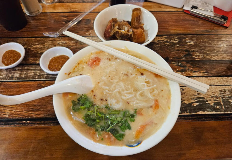 Hai Kah Lang JB - Milk soup with fish head noodles