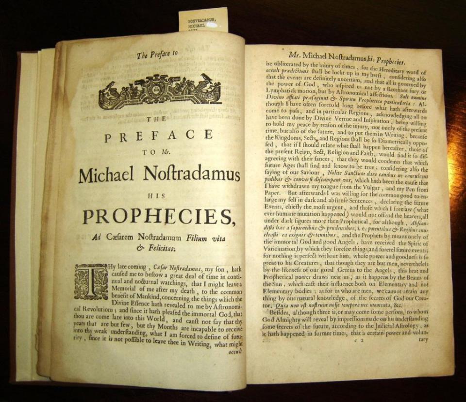 生前有著「神鬼先知」美譽的法國知名星象家諾查丹瑪斯（Nostradamus），曾在他所撰寫的《諸世紀》（Les Centuries）中預言全球2022年會發生「7大災難」。（圖／維基百科）